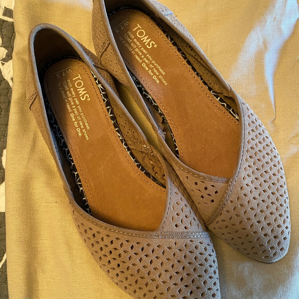 TOMS Suede Lasercut Flats NWOT